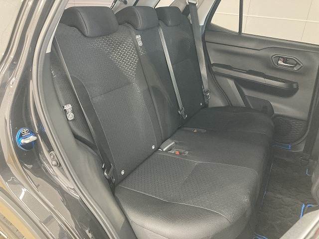 【リアシート】後部座席も気になるようなキズ・汚れやへたり等、大きなダメージはなく、良好な状態です。