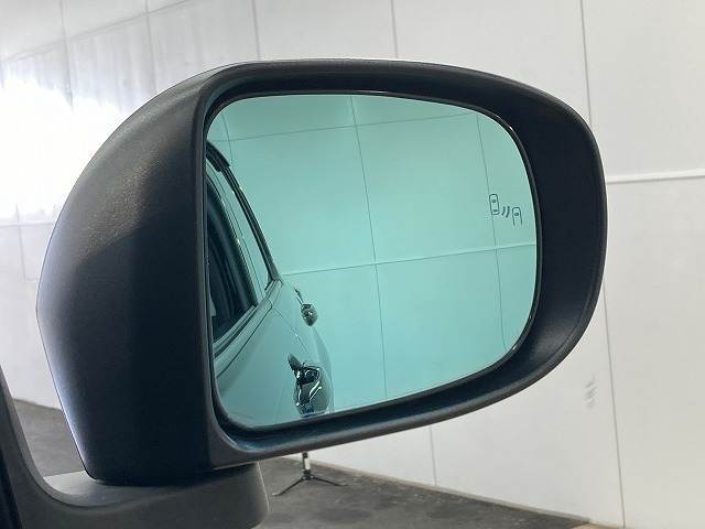 【ブラインドスポットモニター】搭載しております。隣の車線を走る車両をレーダーで検知し、死角エリアの車両の存在をお知らせします。