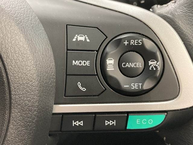 【レーダークルーズコントロール】追従型クルーズコントロールは、レーダーやビデオカメラが前方の車の状況を検知し、状況に合わせて速度を自動調整してくれる機能を備えています。