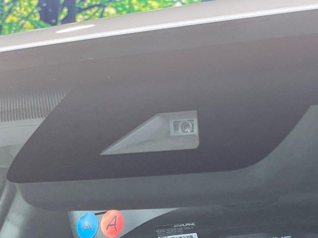 【トヨタセーフティセンス】走行中に前方の車両等を認識し、衝突しそうな時は警報とブレーキで衝突回避と被害軽減をアシスト。より安全にドライブをお楽しみいただけます。