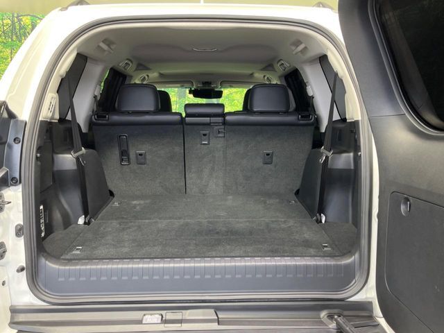 床下収納式のサードシートです。座席部分をコンパクトに収納でき、広大な荷室スペースとしてお使いいただけます！乗車人数や荷物の量など利用シーンに合わせて3列目を有効活用でき、とっても便利♪