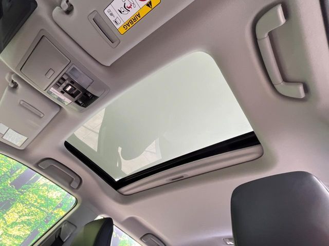 【サンルーフ】開放感たっぷりの希少装備、サンルーフが装着されています！車内に明かりを取り入れたり景色を楽しむ以外にも、車内の空気も簡単に換気できて快適です！