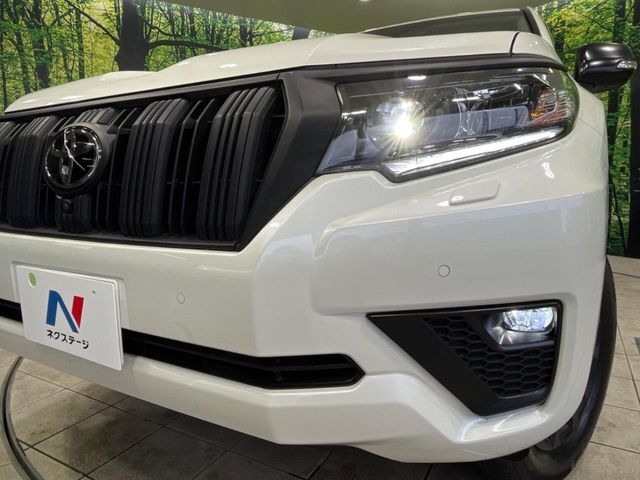 【LEDヘッドライト】悪天候や夜間走行時も良好な視界を確保し安心して運転できる高輝度LEDヘッドライトを装備！点灯速度が早く、消費電力も抑えられています。