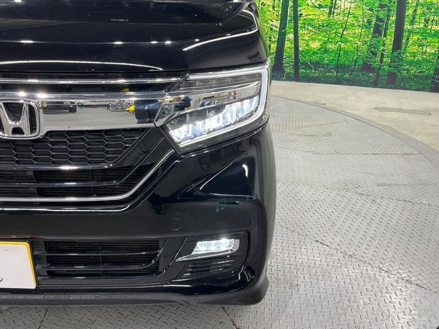 【LEDヘッドライト】悪天候や夜間走行時も良好な視界を確保し安心して運転できる高輝度LEDヘッドライトを装備！点灯速度が早く、消費電力も抑えられています。