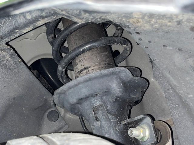 お車を安心してお乗りいただく為には、足回りの定期点検が欠かせません。サービスサポート（有償保証）では無料点検もご提供しており、安心のカーライフをお過ごしいただけるサポート体制が整っています。