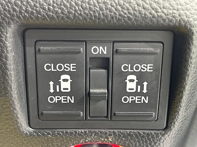 【両側パワースライドドア】スマートキーや運転席のスイッチで後席両側スライドドアの開閉が可能♪電動だから力を入れてドアを開ける必要が無く、小さなお子様でも簡単に開け閉めでき快適です♪