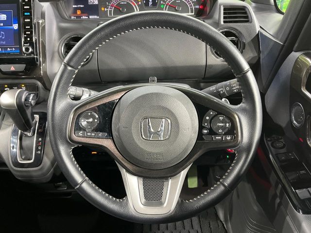 【純正革巻きステアリング】上質な革を使用することで、手にしっかり馴染みとても運転しやすいハンドルです♪