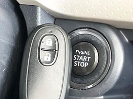 【インテリジェントキー】カバンやポケットに入れたままでもドアの施錠・解錠が可能なスマートキーを装備。エンジンのオン・オフ時もカギを取り出す必要が無いからとっても便利です♪