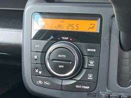 【オートエアコン】一度お好みの温度に設定すれば、車内の温度を検知し風量や温度を自動で調整。暑い…寒い…と何度もスイッチ操作をする必要はありません。快適な車内空間には必須の機能ですね♪
