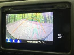 【バックカメラ】駐車時に後方がリアルタイム映像で確認できます。大型商業施設や立体駐車場での駐車時や、夜間のバック時に大活躍！運転スキルに関わらず、今や必須となった装備のひとつです！