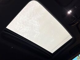 【サンルーフ】開放感たっぷりの希少装備、サンルーフが装着されています！車内に明かりを取り入れたり景色を楽しむ以外にも、車内の空気も簡単に換気できて快適です！