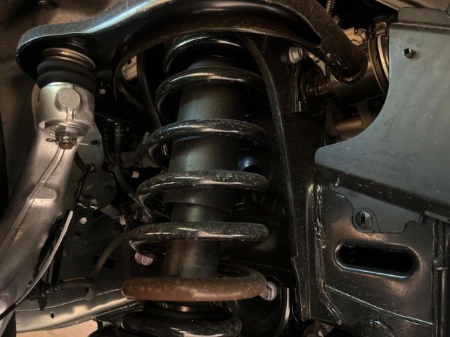 お車を安心してお乗りいただく為には、足回りの定期点検が欠かせません。サービスサポート（有償保証）では無料点検もご提供しており、安心のカーライフをお過ごしいただけるサポート体制が整っています。