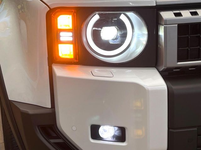 【LEDヘッドライト】悪天候や夜間走行時も良好な視界を確保し安心して運転できる高輝度LEDヘッドライトを装備！点灯速度が早く、消費電力も抑えられています。
