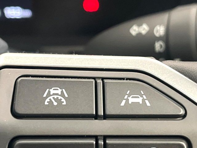 【レーダークルーズコントロール】高速道路での長距離走行が楽に！！自動で速度を保つクルーズコントロールが、衝突軽減システムと連携し、前方の車両を感知して車間を保つように速度調節してくれます！！