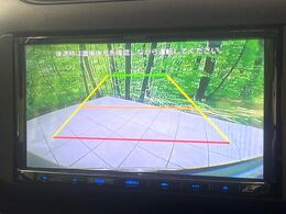 【バックカメラ】駐車時に後方がリアルタイム映像で確認できます。大型商業施設や立体駐車場での駐車時や、夜間のバック時に大活躍！運転スキルに関わらず、今や必須となった装備のひとつです！