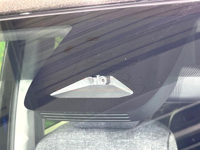 【トヨタセーフティセンス】走行中に前方の車両等を認識し、衝突しそうな時は警報とブレーキで衝突回避と被害軽減をアシスト。より安全にドライブをお楽しみいただけます。