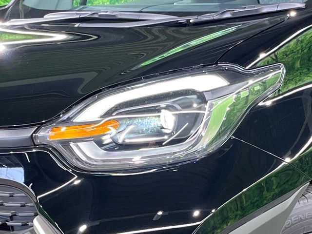 【LEDヘッドライト】悪天候や夜間走行時も良好な視界を確保し安心して運転できる高輝度LEDヘッドライトを装備！点灯速度が早く、消費電力も抑えられています。