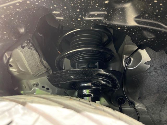 お車を安心してお乗りいただく為には、足回りの定期点検が欠かせません。サービスサポート（有償保証）では無料点検もご提供しており、安心のカーライフをお過ごしいただけるサポート体制が整っています。