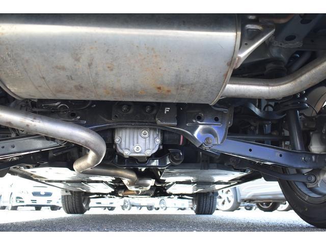 車両後方からの下回りです。マフラー防錆塗装や下回り防錆施工等も可能でございます。