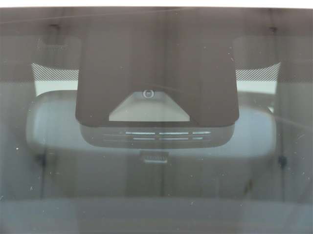 このカメラで前方の障害物を感知してぶつからないをサポートします