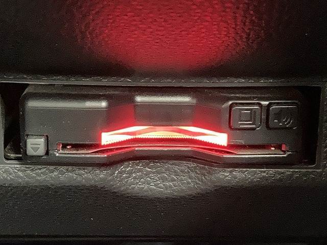 【ETC車載器】を装備しておりますので、ご納車直後からの遠距離ドライブも可能です。土日の利用料金の割引や、朝夕の通行料金を割引料金で高速道路をお楽しみいただけます。