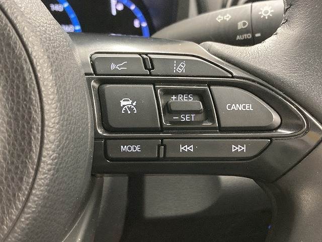 【レーダークルーズコントロール】装備車両です。レーダーやカメラを使って前を走るクルマの状況を検知して速度を調整してくれます。遠距離ドライブの高速道路などでは大活躍で疲労軽減に役立ちます。