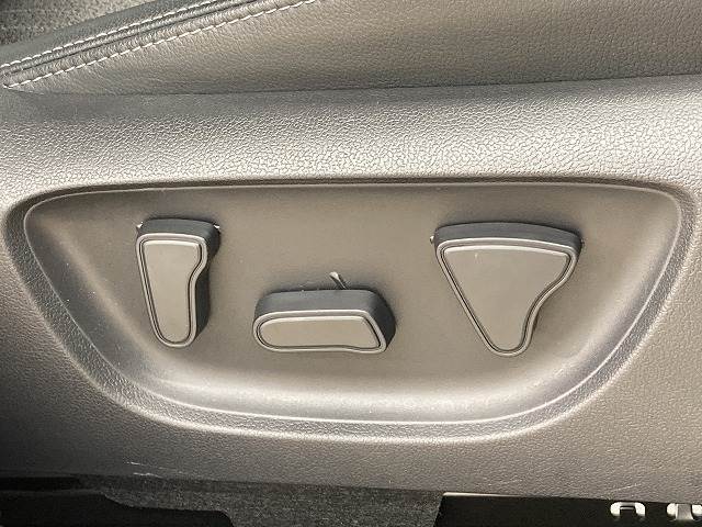 【電動リクライニング】は細やかな調整ができ、体格を問わずベストポジションがとれ長距離ドライブも快適です。