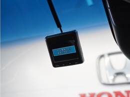 ◆ドライブレコーダー◆映像・音声などを記録する自動車用の装置です。　もしもの事故の際の記録はもちろん、旅行の際の思い出としてドライブの映像を楽しむことができます。