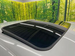 【サンルーフ】開放感たっぷりの希少装備、サンルーフが装着されています！車内に明かりを取り入れたり景色を楽しむ以外にも、車内の空気も簡単に換気できて快適です！