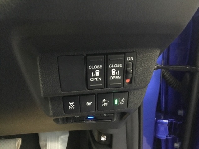【両側パワースライドドア】です。リモコンや運転席のスイッチ操作で楽々自動開閉。