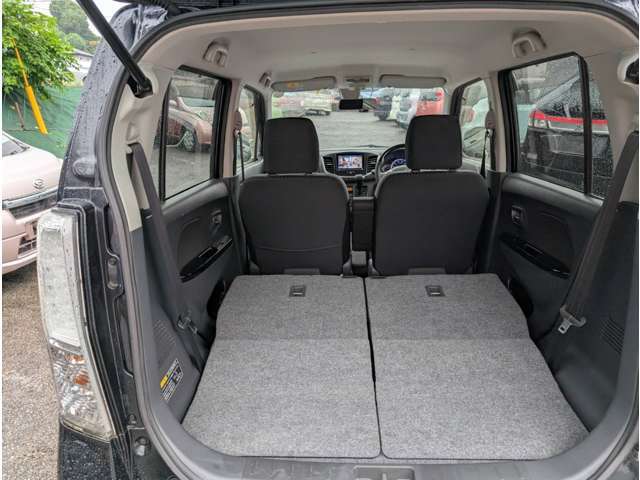 フラットにすると大きな荷物も積めます！また、車と遊びに行った際は、昼寝や食事などフリー空間としても活用できます