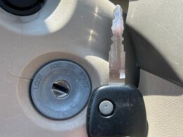 【キーレス】少し離れた場所からでもボタン一つでドアの開錠・施錠ができるのでとっても便利！ドアの鍵穴周りに傷をつけることもありません♪