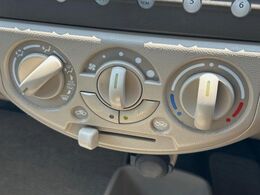 寒い冬も暑い夏も全席に快適な空調を届けてくれる、ダイヤル式エアコンを装備♪