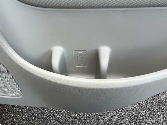 【ドリンクホルダー】お飲み物を置く場所になります。