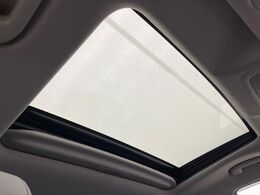 【ムーンルーフ】開放感たっぷりの希少装備、サンルーフが装着されています！車内に明かりを取り入れたり景色を楽しむ以外にも、車内の空気も簡単に換気できて快適です！