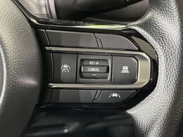 【アダプティブクルーズコントロール】高速道路での長距離走行が楽に！！自動で速度を保つクルーズコントロールが、衝突軽減システムと連携し、前方の車両を感知して車間を保つように速度調節してくれます！！