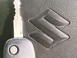 【キーレス】少し離れた場所からでもボタン一つでドアの開錠・施錠ができるのでとっても便利！ドアの鍵穴周りに傷をつけることもありません♪