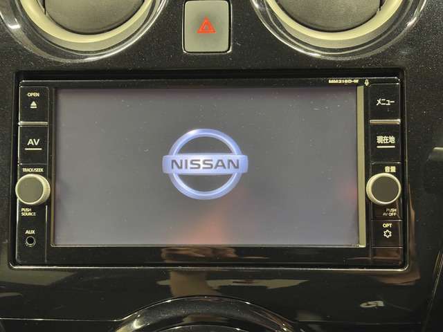 【純正SDナビ】ナビ利用時のマップ表示は見やすく、純正品ならではの一体感のある内装になります。いつものドライブがグッと楽しくなります！