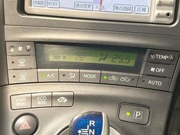 【オートエアコン】一度お好みの温度に設定すれば、車内の温度を検知し風量や温度を自動で調整。暑い…寒い…と何度もスイッチ操作をする必要はありません。快適な車内空間には必須の機能ですね♪