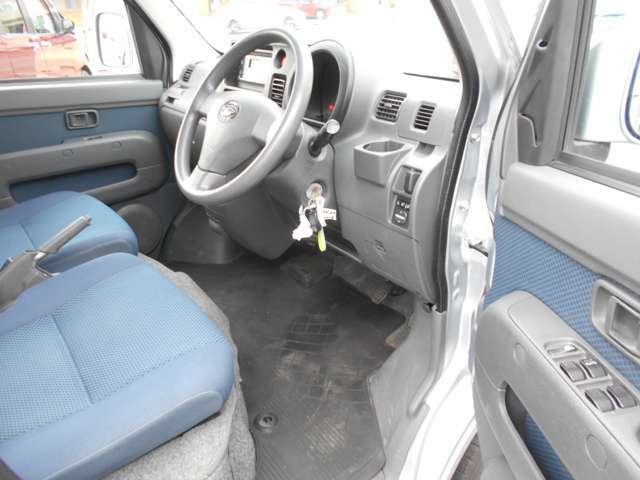 明るい内装色で気分まで明るくなりますよ！シートも当然キレイです！