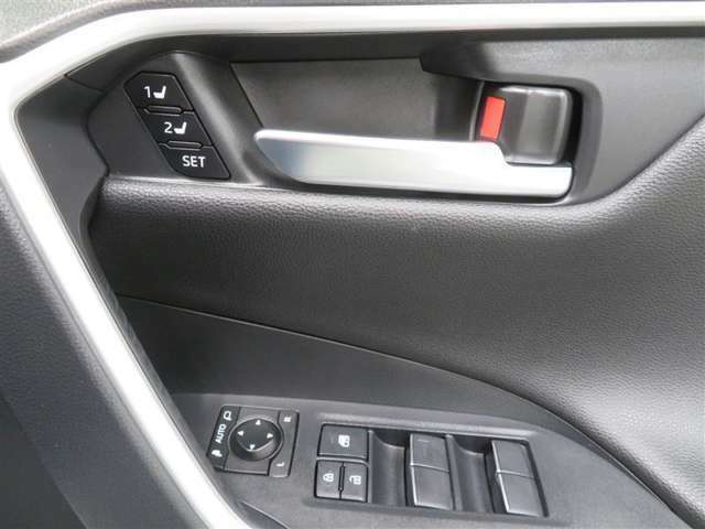 運転を交代する時に便利な2パターンまで記憶ができるドライビングポジションスイッチ。　運転席ドア側パワーウィンドウ・ドアミラースイッチ。
