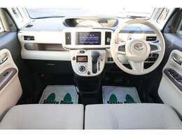 ベージュを基調とした落ち着いたインテリア。　　　車内の広さも嬉しいですね。