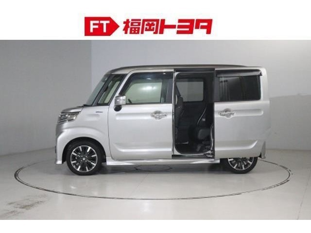 スライドドアは狭い場所での乗り降りにとても便利です。