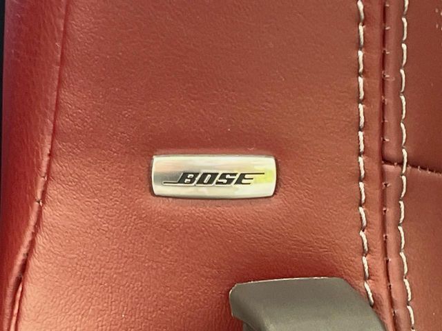 【BOSEサウンドシステム】メーカーオプションの高品位サウンドシステムを搭載。専用のチューニングが施された大小様々なスピーカーから良質なサウンドが奏でられ、臨場感あふれる音響空間を演出します。