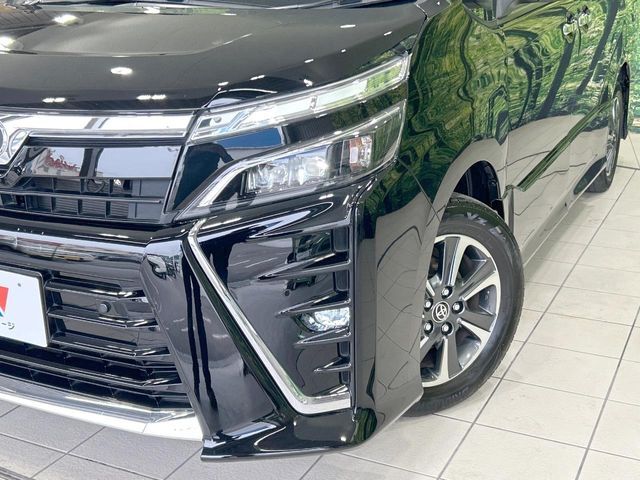 【LEDヘッドライト】悪天候や夜間走行時も良好な視界を確保し安心して運転できる高輝度LEDヘッドライトを装備！点灯速度が早く、消費電力も抑えられています。