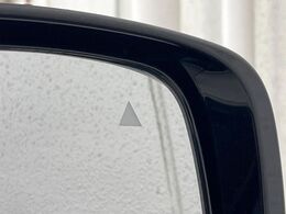 【後方車輛検知】走行中、ドアミラーの死角になりやすい箇所に後続車が接近するとサイドミラー付近に警告を表示、ドライバーに注意喚起をしてくれます。