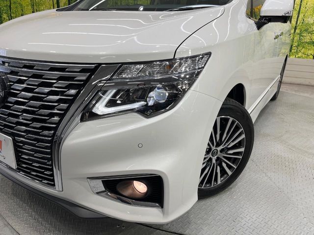 【LEDヘッドライト】悪天候や夜間走行時も良好な視界を確保し安心して運転できる高輝度LEDヘッドライトを装備！点灯速度が早く、消費電力も抑えられています。