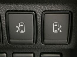 【両側パワースライドドア】スマートキーや運転席のスイッチで後席両側スライドドアの開閉が可能♪電動だから力を入れてドアを開ける必要が無く、小さなお子様でも簡単に開け閉めでき快適です♪
