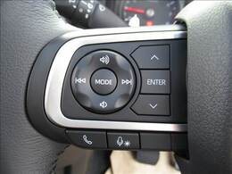 【ステアリングスイッチ】ハンドル左側のボタンで音量の調節、チャンネル変更が可能に。運転中でもナビまで手を伸ばさずに操作可能です。