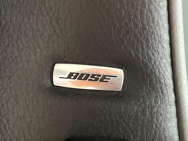 【BOSEサウンドシステム】高品位サウンドシステムを搭載。専用のチューニングが施された大小様々なスピーカーから良質なサウンドが奏でられ、臨場感あふれる音響空間を演出します。
